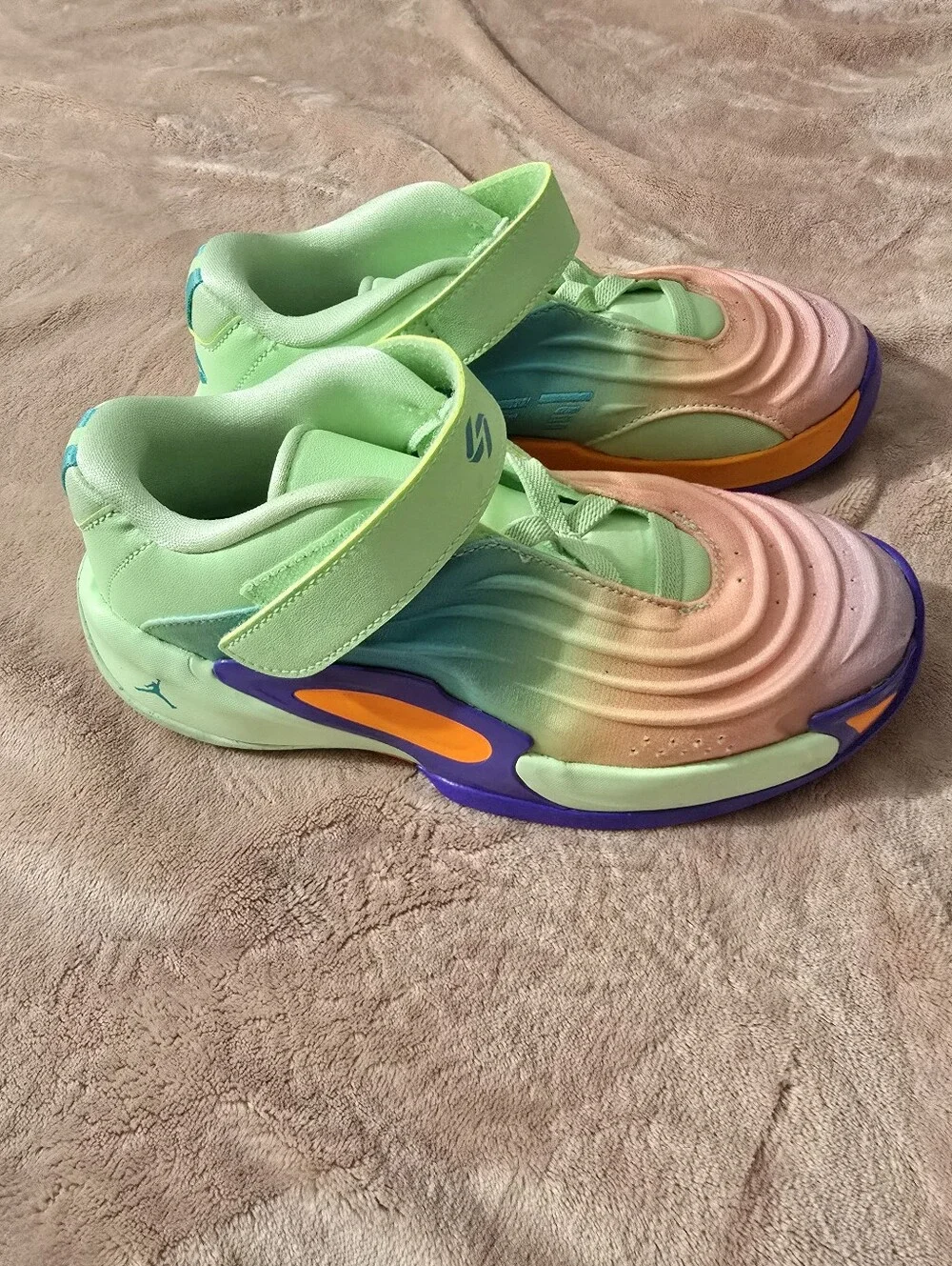 Jordan Luka 3 Blurred Vision in the Vapor Green Hyper Jade Cone Size 1.5